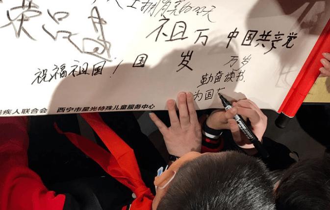 李连杰携妻女出游,62岁利智笑容慈祥老态尽显