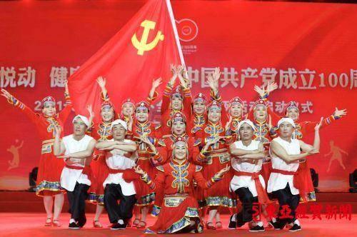 专属IP形象“崇小文”亮相