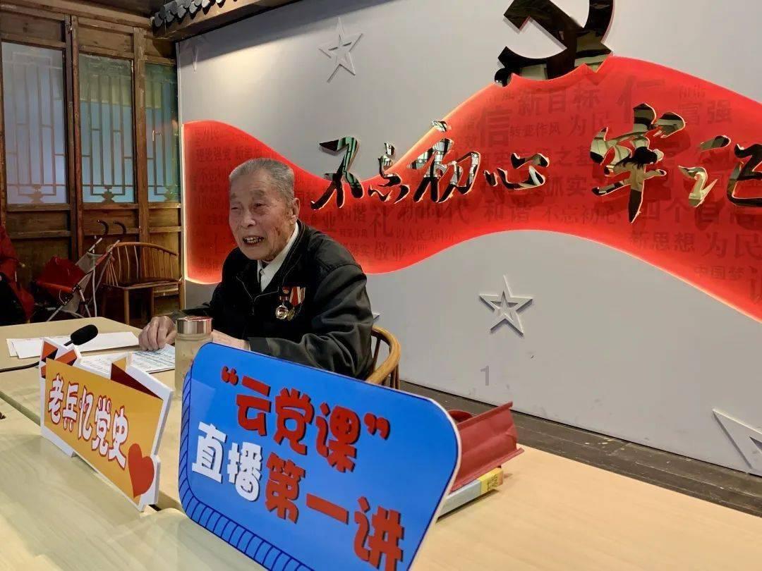 我每次视频我爸都不主动说话，我跟我奶说话还紧着问啥啥？游戏画面